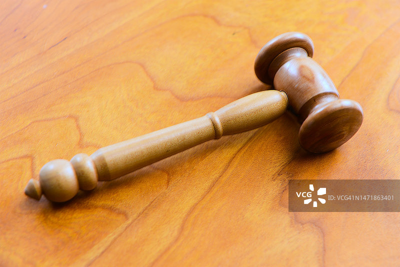 办公桌上的法槌图片素材