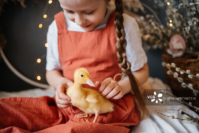 复活节与小鹅的女孩图片素材