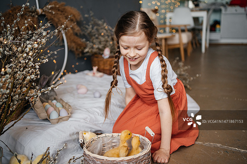 儿童玩耍复活节小鹅图片素材