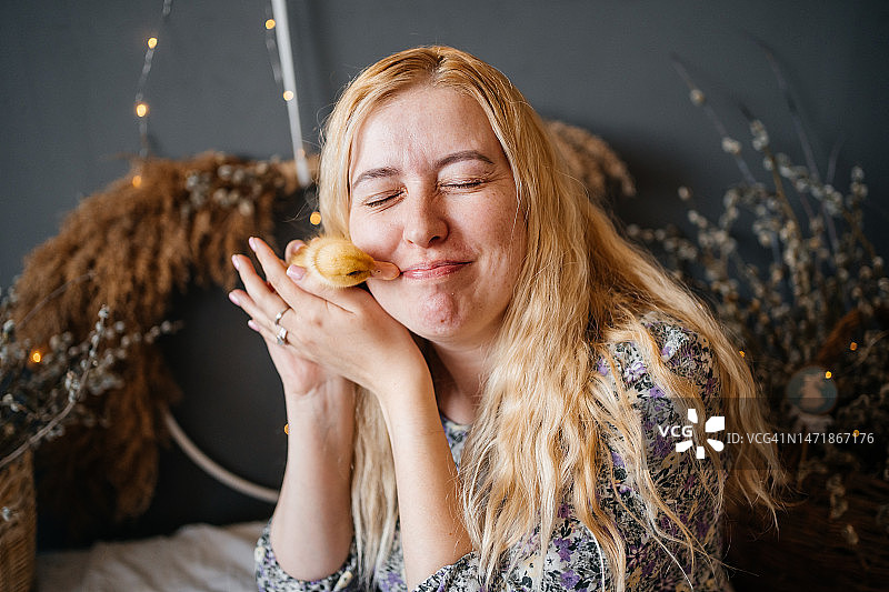 抱着复活节小鹅的女人图片素材