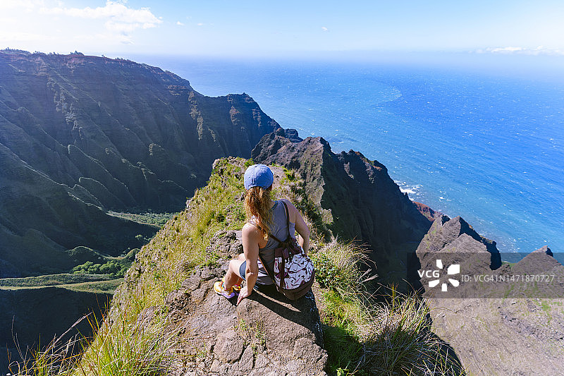 女子眺望美国夏威夷考艾岛的纳帕利海岸图片素材