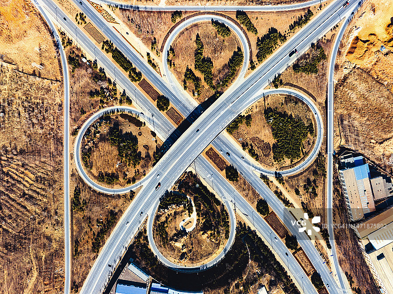 秋季高速公路交叉口航拍景观图片素材