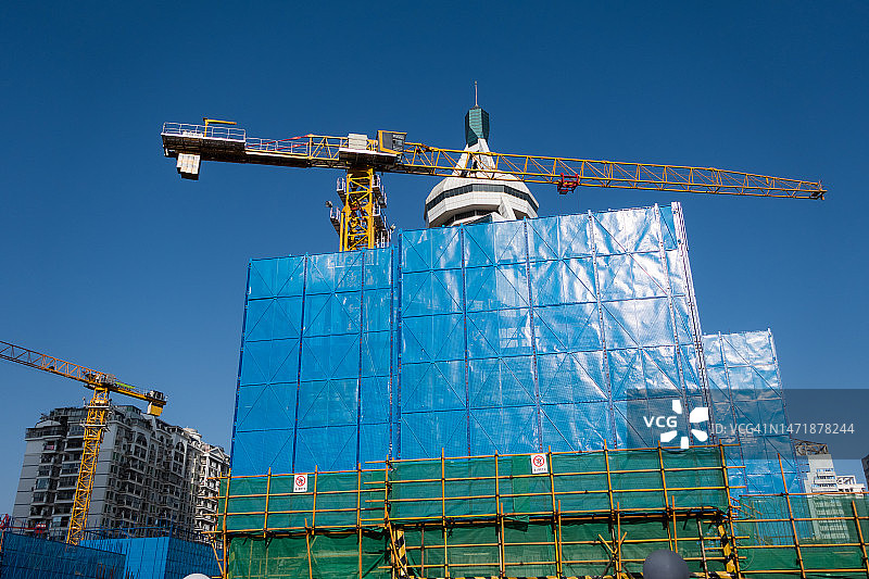 蓝天下的建筑工地塔吊图片素材