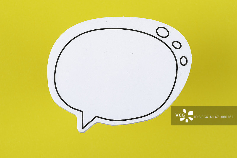黄色背景上带有复制空间的语音气泡表达“交谈”和“说话”图片素材