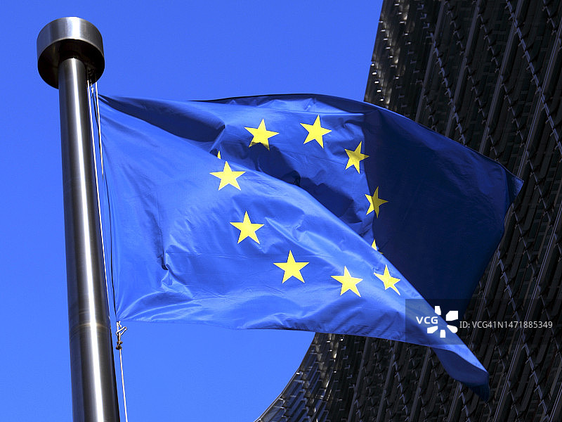 在欧盟委员会的贝雷蒙大厦飘扬的欧盟旗帜图片素材