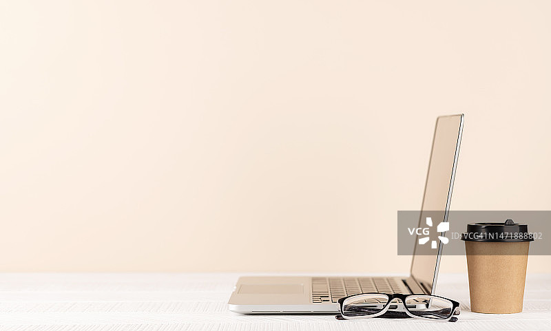 笔记本电脑、眼镜和咖啡杯图片素材