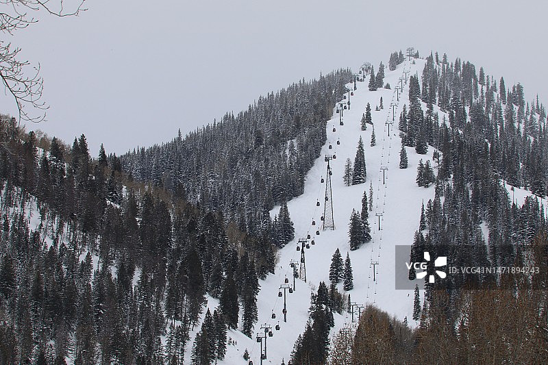 带有滑雪缆车的高山图片素材