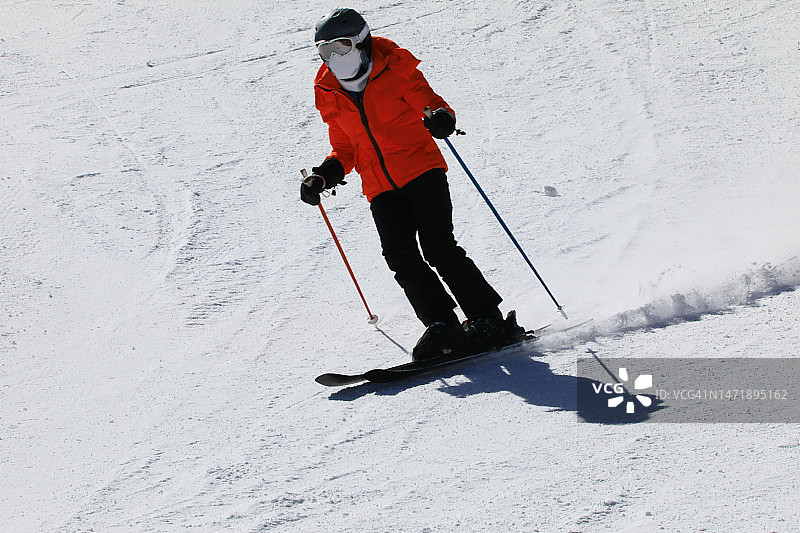 滑雪坡上的休闲滑雪者图片素材
