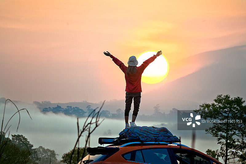 清晨在山顶的旅行者图片素材