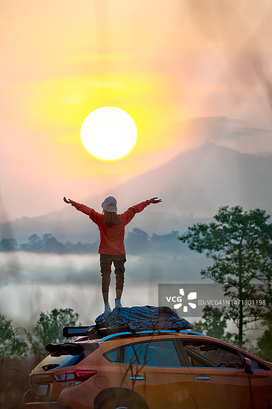 清晨在山顶的旅行者图片素材