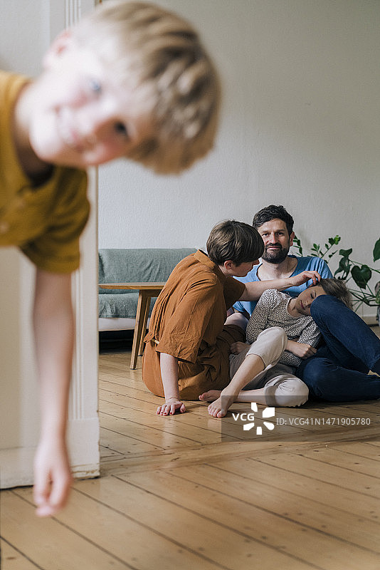 家人在家休闲图片素材