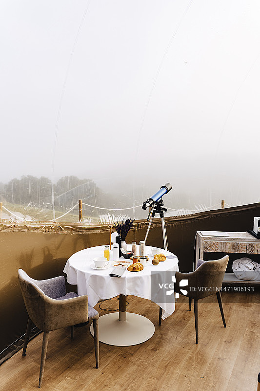 圆顶帐篷里的餐桌和望远镜图片素材