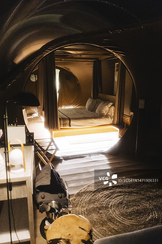 夜晚的照明圆顶帐篷内部图片素材