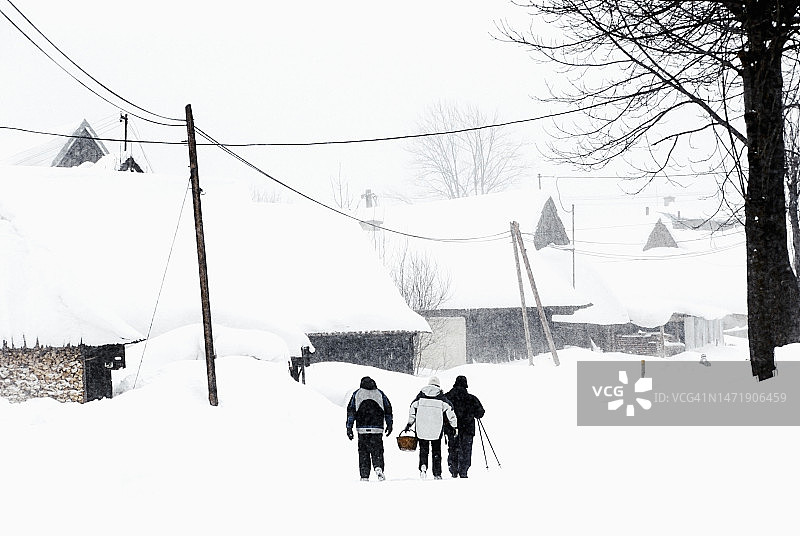 被厚雪覆盖的村庄图片素材