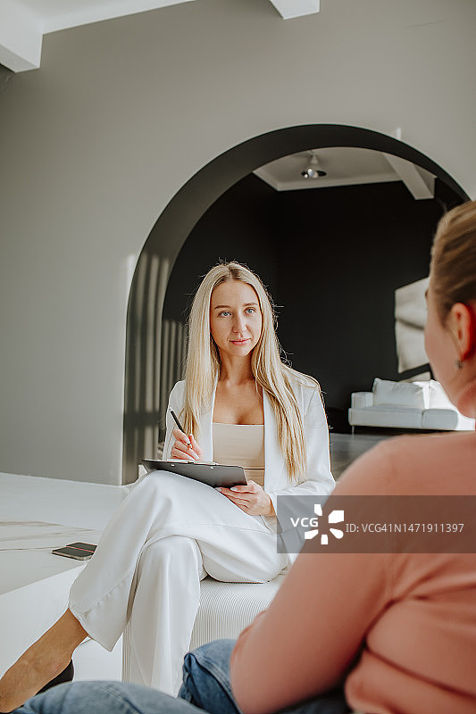 咨询师在办公室记录笔记并与患者交谈图片素材