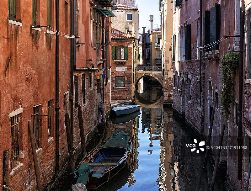 意大利威尼斯运河和贡多拉图片素材