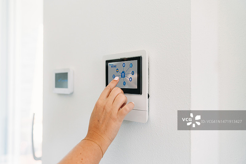 女人触摸家庭自动化控制面板细节图片素材
