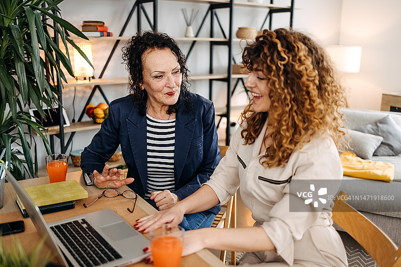 母女在家一起工作图片素材