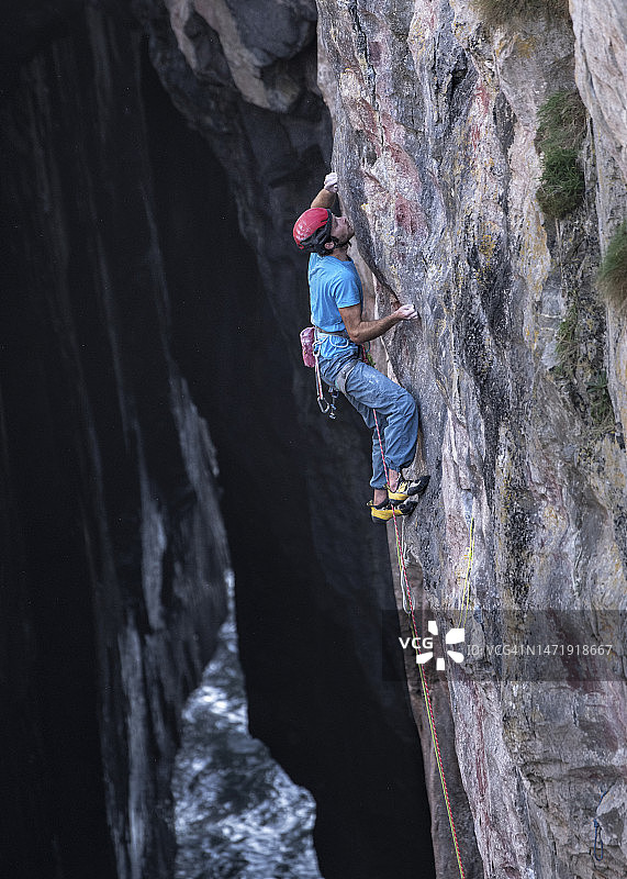 在山上坚定的攀岩者图片素材