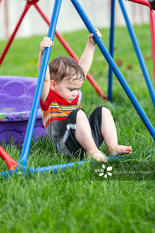 在后院玩耍的幼儿男孩图片素材