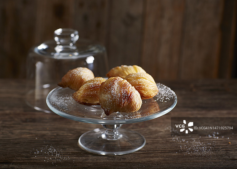 带有sfogliatelle的蛋糕架的影棚照图片素材