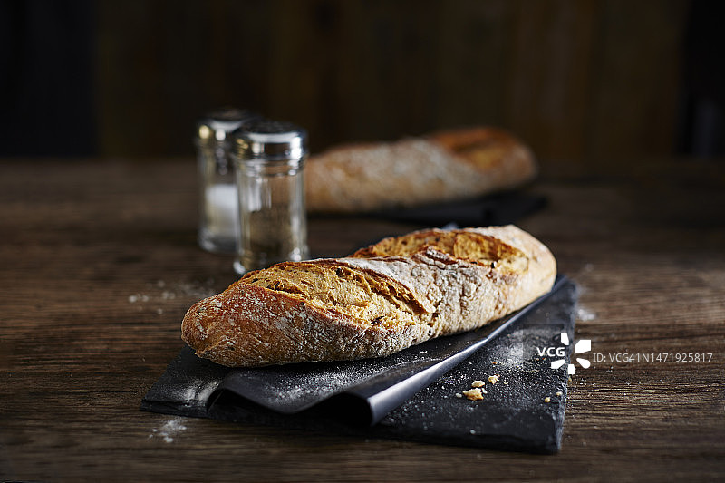 新鲜烤制的意大利恰巴塔面包影棚拍摄图片素材