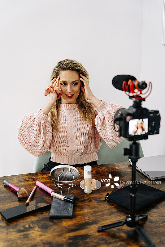 网红在家对着镜头扎头发图片素材