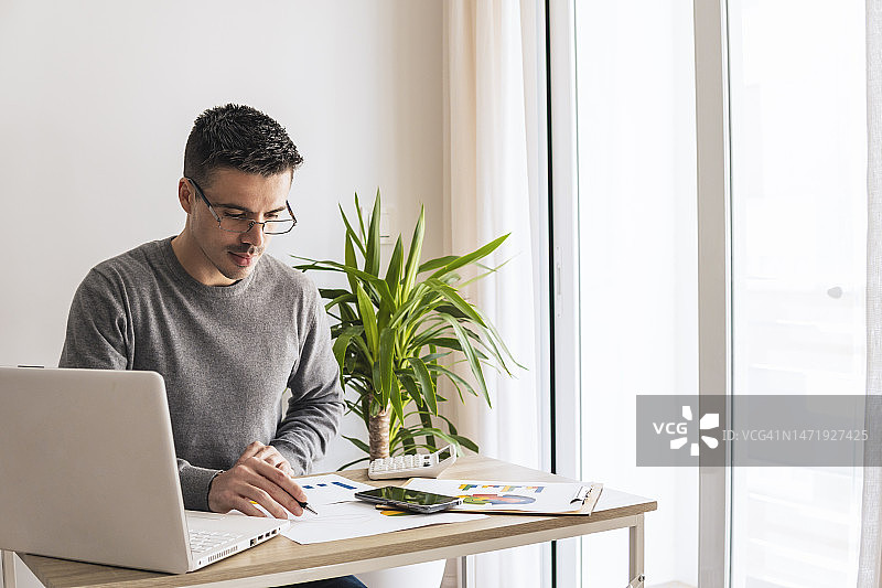 商人分析办公室办公桌上的图表图片素材