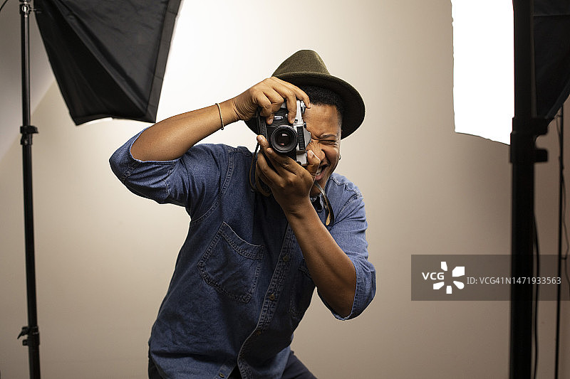 摄影师在工作室拍摄照片图片素材