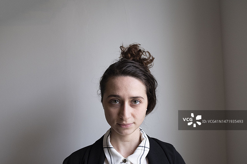 在白墙前的商务女人图片素材