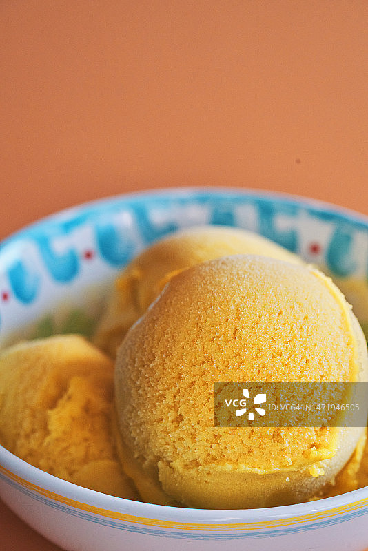 碗装芒果冰淇淋图片素材