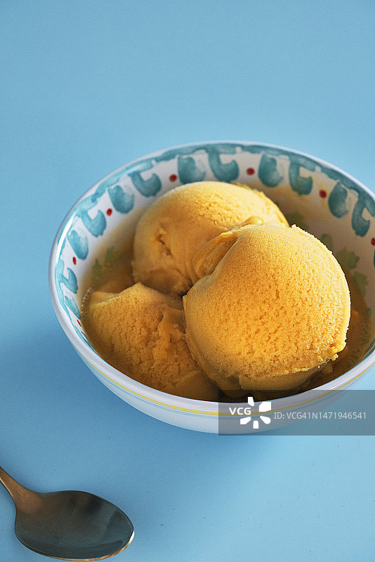 碗装芒果冰淇淋图片素材