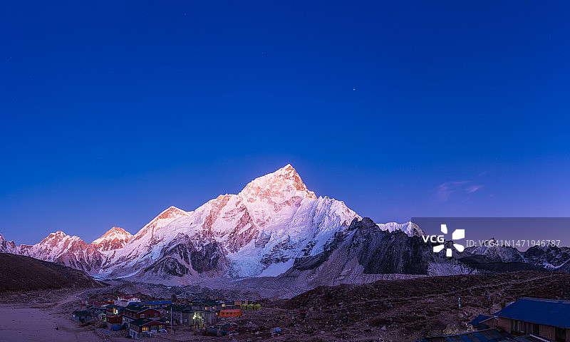 珠穆朗玛峰大本营喜马拉雅山脉夜景全景（尼泊尔）图片素材