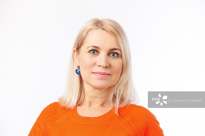 50岁金发女子橙色毛衣白底棚拍特写图片素材