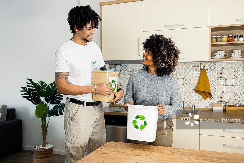 快乐夫妇在家做垃圾回收图片素材