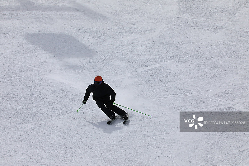 在压实的雪地上进行回转滑雪图片素材