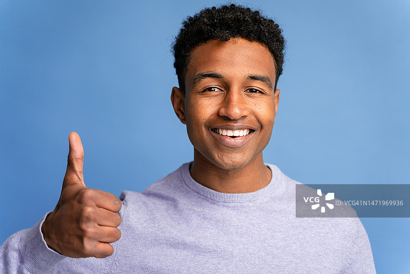 快乐的黑人男子竖起大拇指图片素材