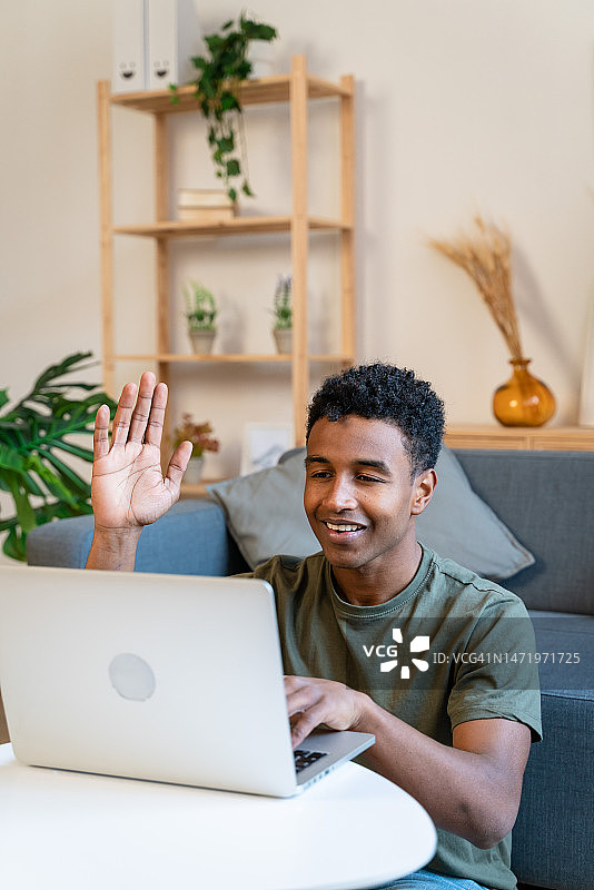 非洲裔男人居家休闲看视频图片素材