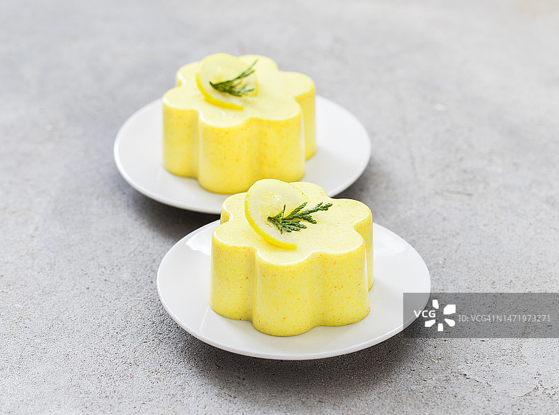 意式甜点柠檬奶油布丁奶冻，浅灰色背景图片素材