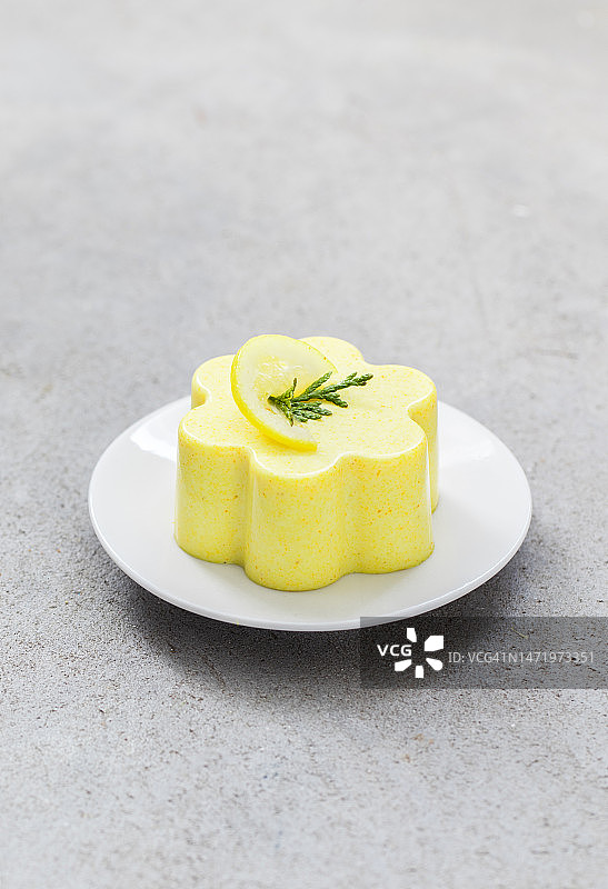 纯素甜点：柠檬奶油布丁，意式奶冻，浅灰色背景图片素材