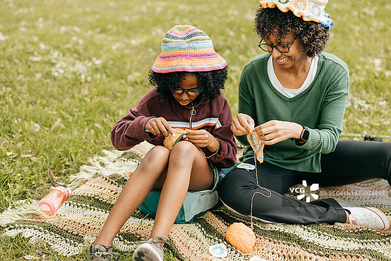 学习针织和钩编技巧图片素材
