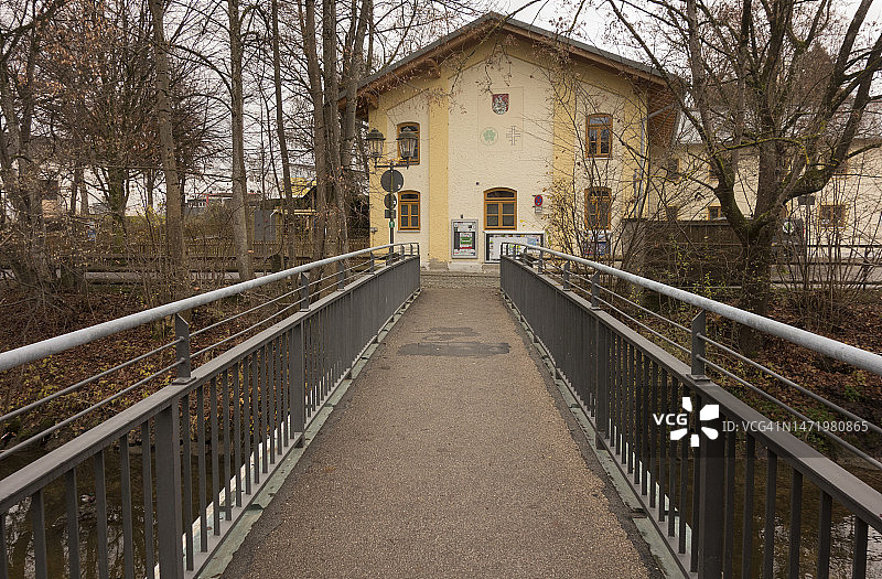 小溪或小河上的步行桥图片素材