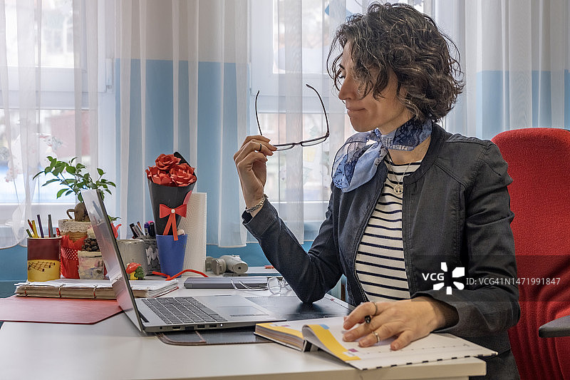 正在看笔记本电脑的沉思的美丽女人图片素材