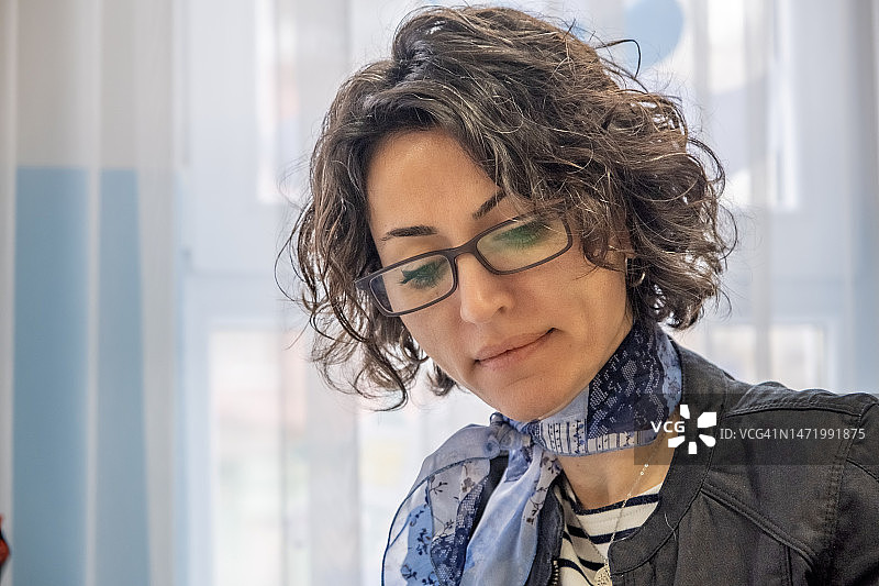 戴眼镜的女人肖像特写图片素材