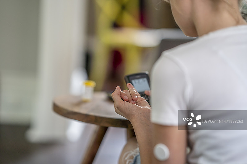 青少年测量血糖图片素材