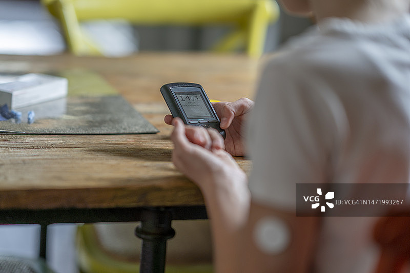 青少年测量血糖图片素材