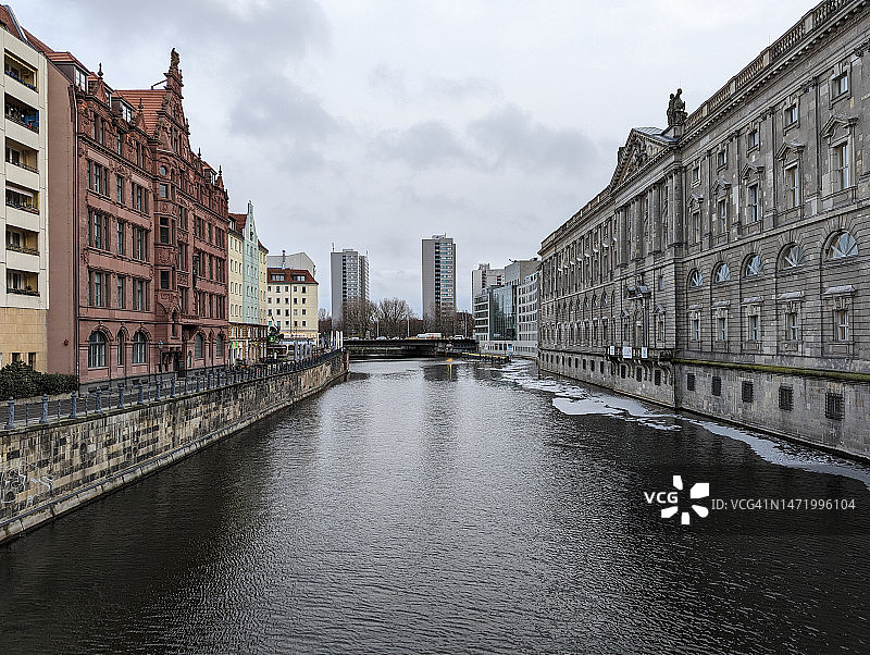 德国柏林施普雷河两岸建筑风光图片素材