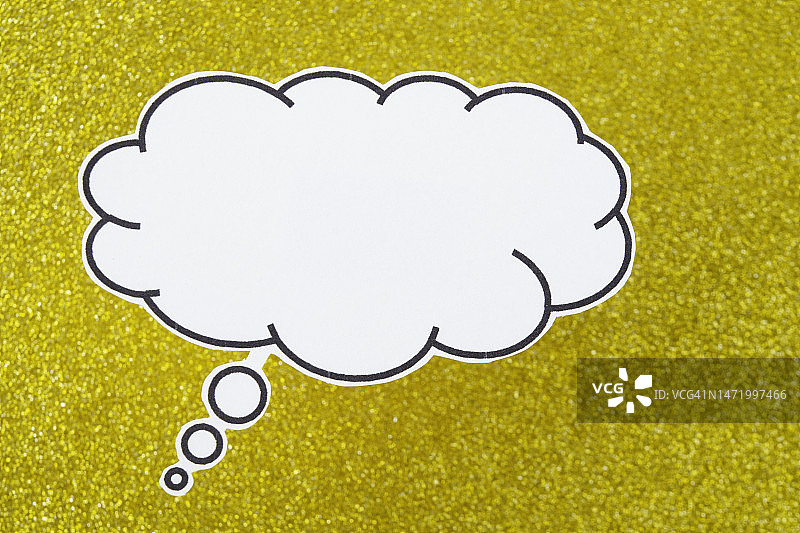 在金色纸张背景上的带有文案空间的语音气泡传达了“谈论”和“说话”字样图片素材