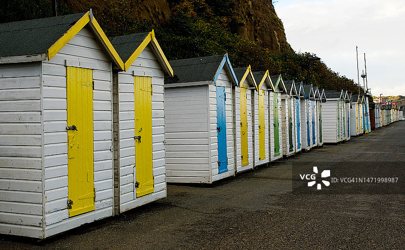 怀特岛上等待夏天的彩色海滩小屋图片素材