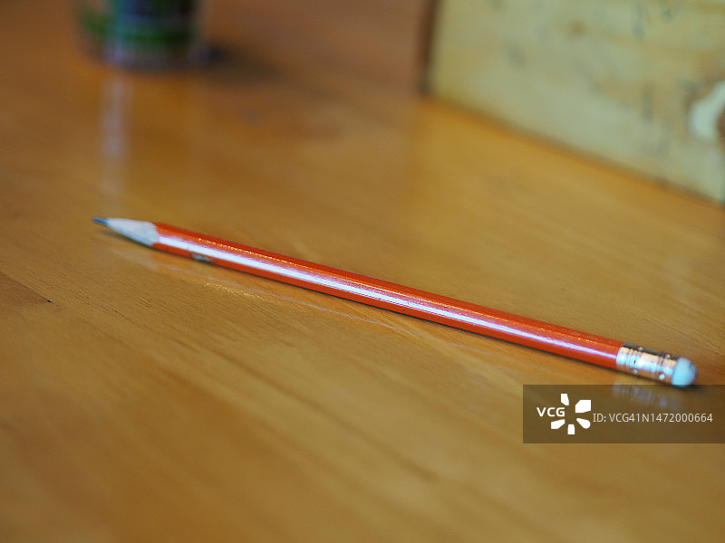 棕色木桌上的红铅笔图片素材